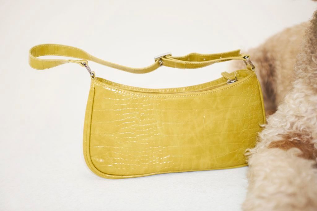 Shoulder bags from the 90s are revisiting the fashion industry