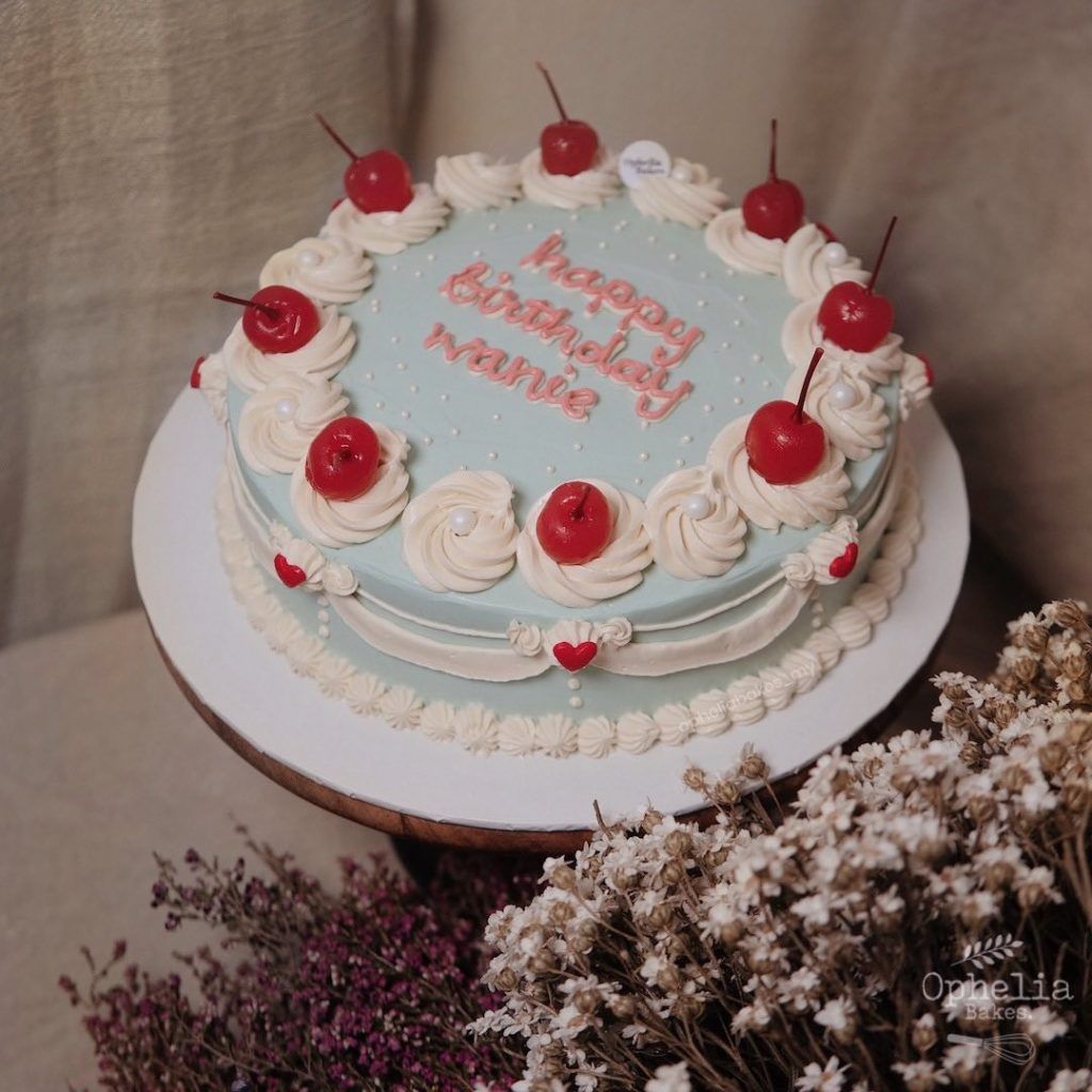 If you love the trendy vintage cake trend, here’s where you can get yourself one