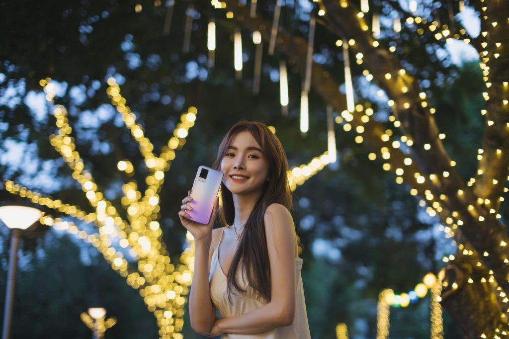 Take the best selfies with the new Vivo V21 at any time, day or night
