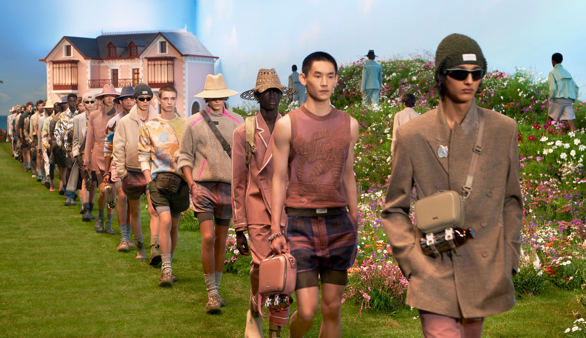 Dior 2023 garden メンズ ガーデン アンクルブーツ　41 9 best looks: Dior Men Summer 2023 brings you into an enchanted garden