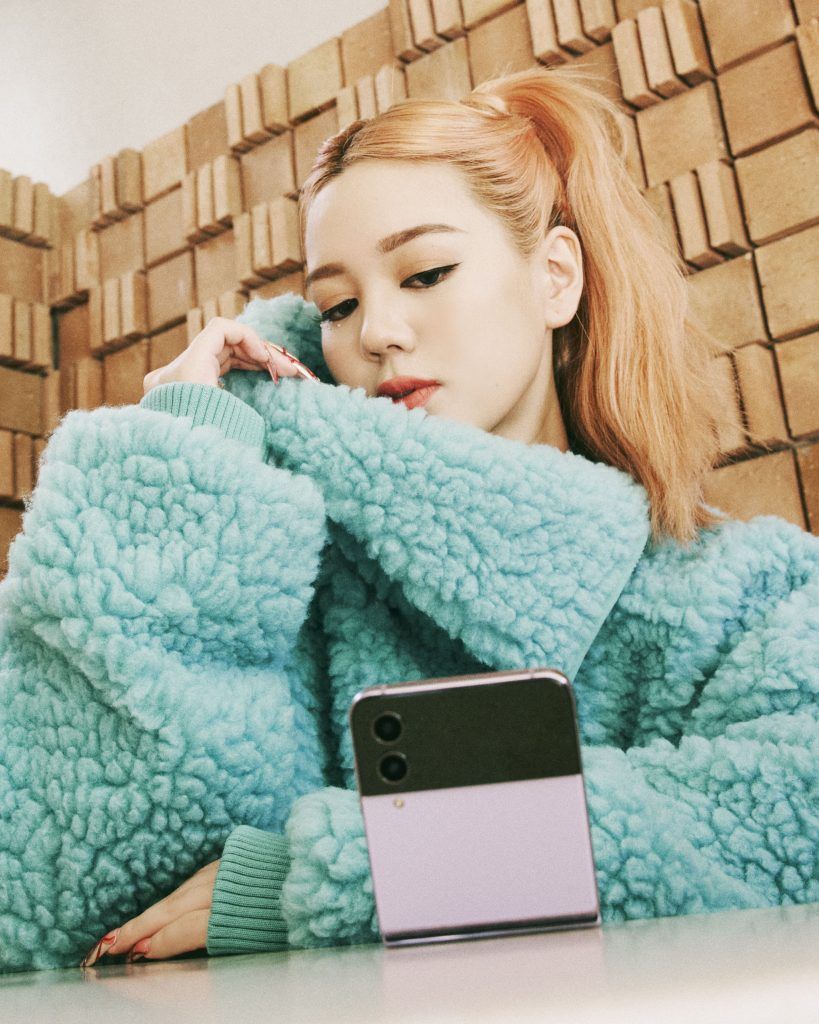 Watch DOLLA’s Tabby flex her creative skills with the Samsung Galaxy Z Flip4