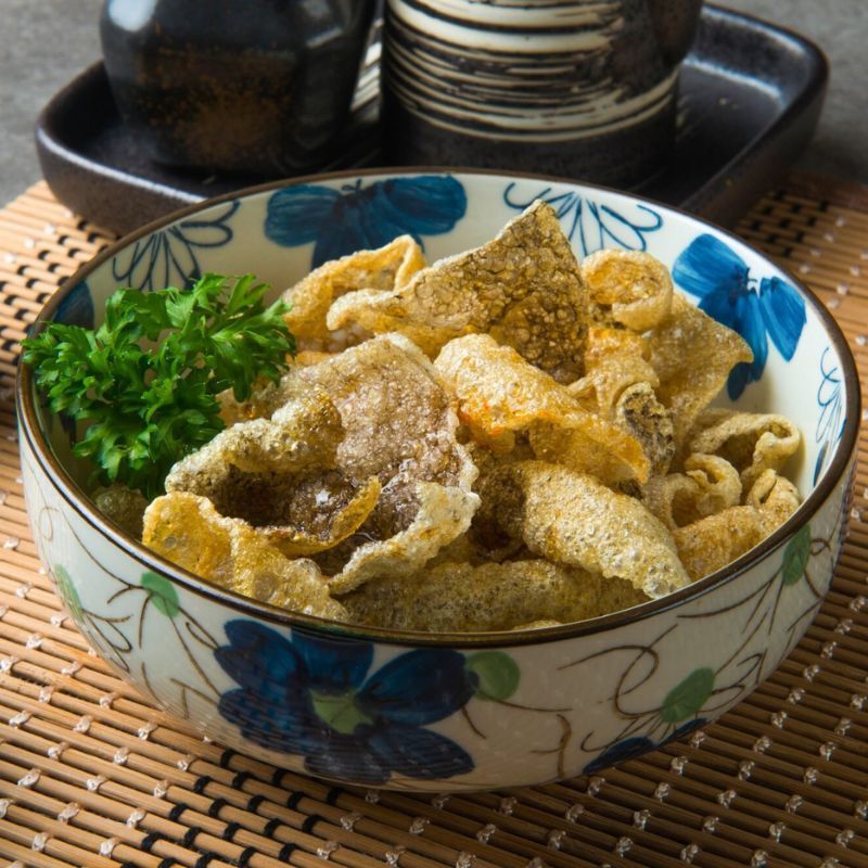 Here’s how you can make delicious salmon skin chips at home