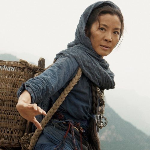 Michelle Yeoh mostra ao mundo o poder do kung fu em filme - 14/03/2023 -  Folhinha - Folha