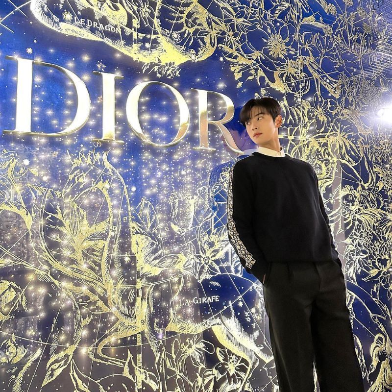 Cha Eunwoo's look for his visit to Chaumet's historic address wins