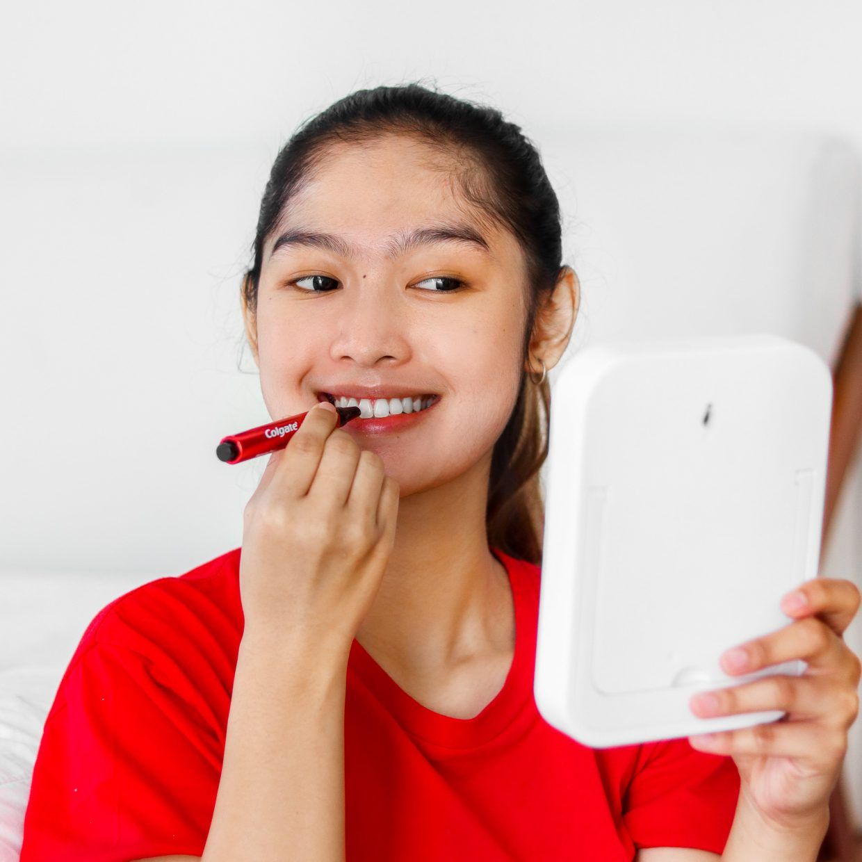 Smile bigger and brighter with the must-have Colgate Optic White O2