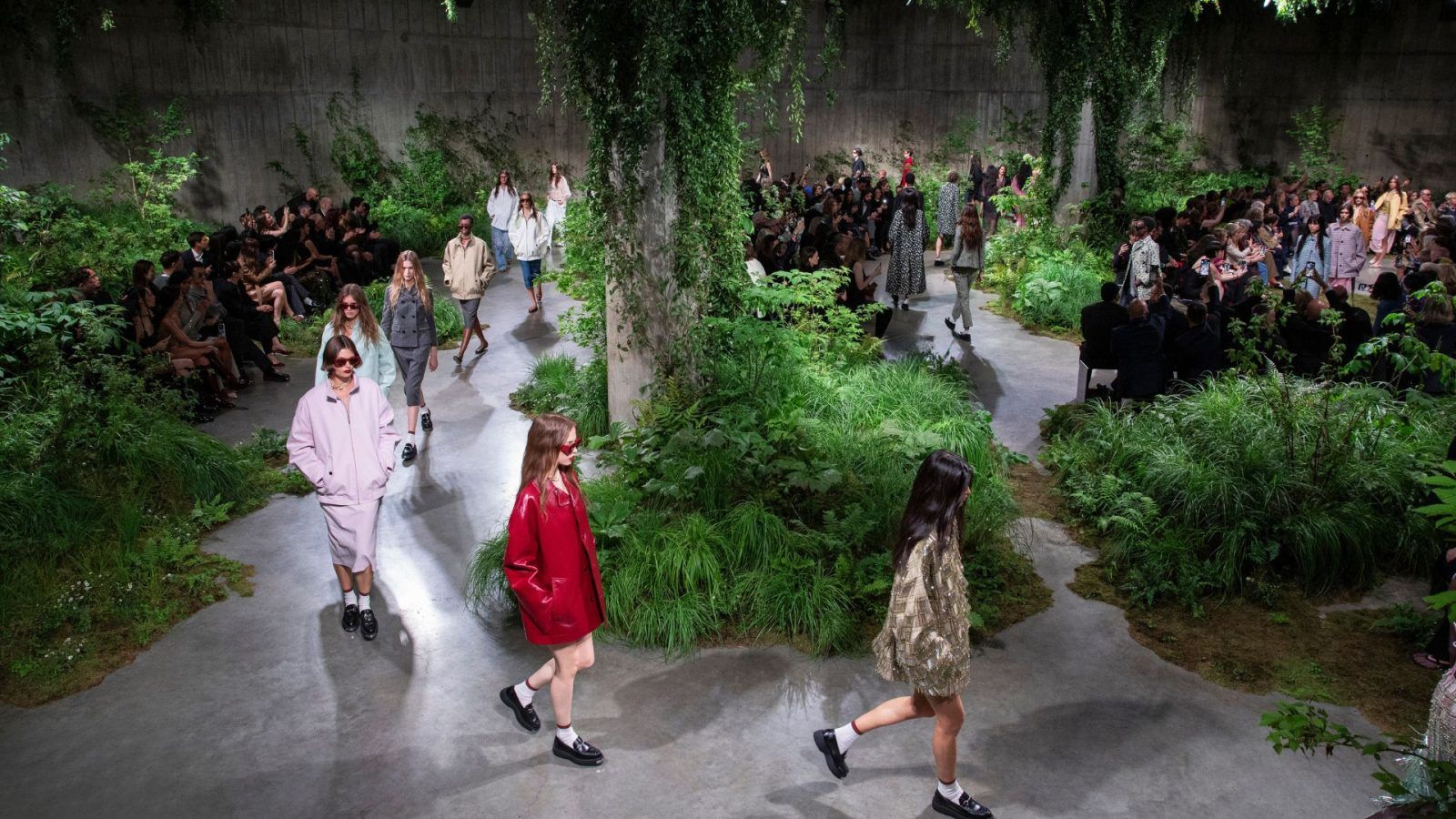 9 best looks: Gucci Cruise 2025 takes to London under the fresh perspectives of De Sarno