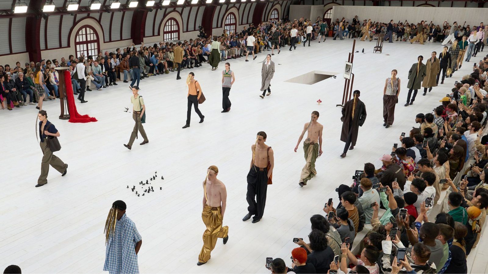 9 Best Looks: LOEWE Men’s Spring Summer 2025 by Jonathan Anderson