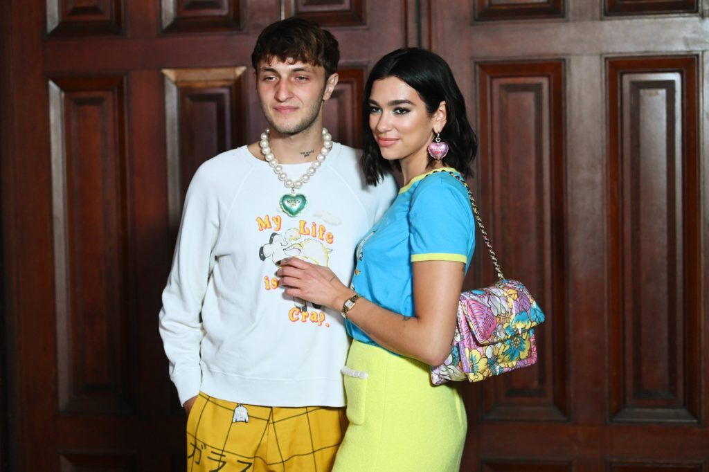 Anwar Hadid does Harry Styles one better with a chunky pearl necklace. (Photo credit: Getty Images)