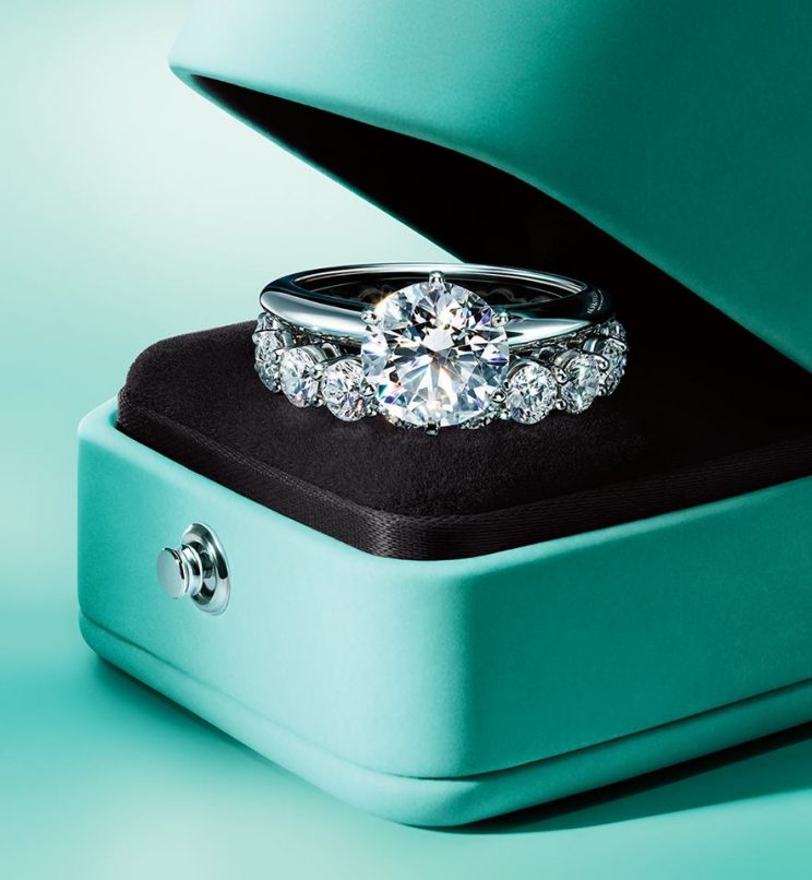 Tiffany T True wide ring in 18k gold, 5.5 mm wide. | Tiffany & Co.