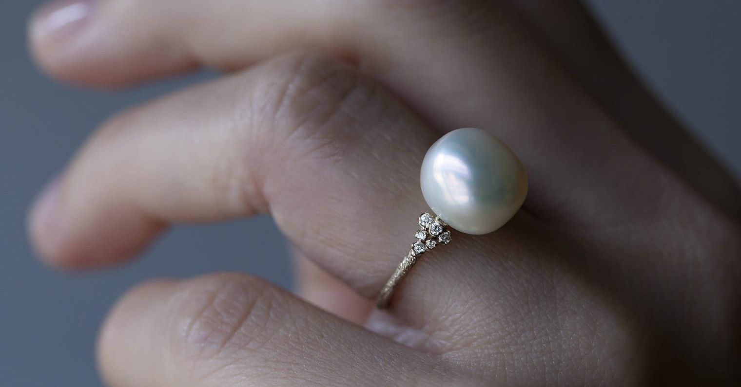 Pearl and diamond ring in white gold | KLENOTA
