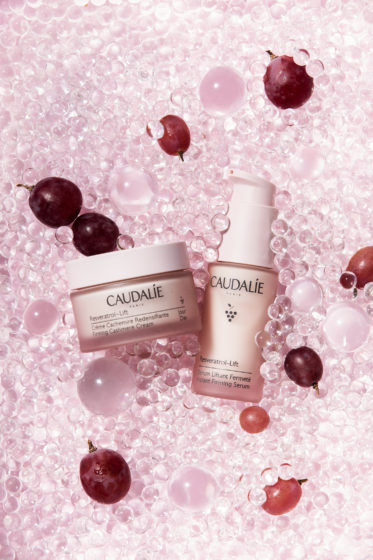 Skin glow сыворотка. Сыворотка для лица Caudalie. Caudalie крем для лица ночной Resveratrol-Lift натуральный аналог ретинола. Caudalie сыворотка для лица антивозрастной уход, 30 мл. Caudalie Resveratrol [Lift] ночной моделирующий крем для лица с экстрактом трав.