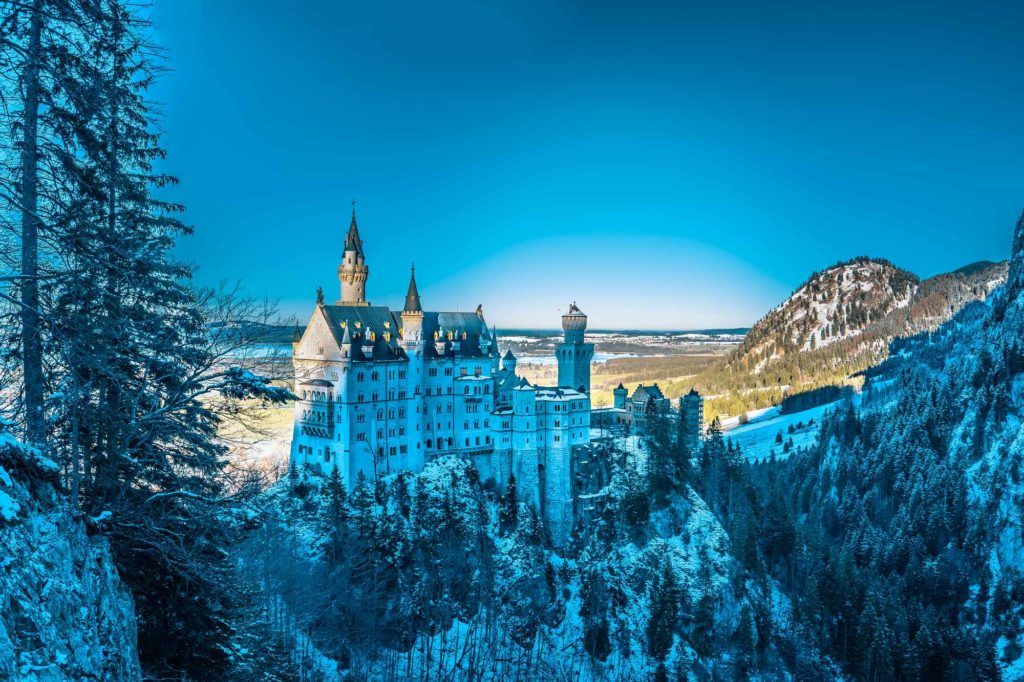 Which European countries are allowing vaccinated travellers without quarantine?