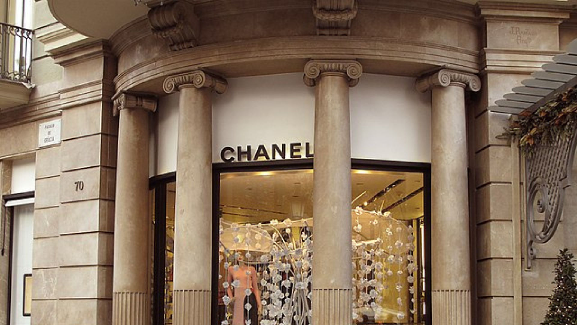 Chanel opens private boutiques