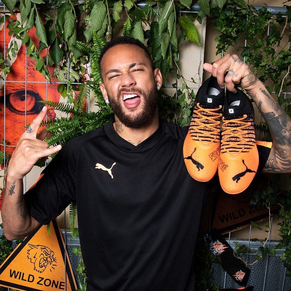 Brown shoes worn by Neymar on his Instagram account @neymarjr