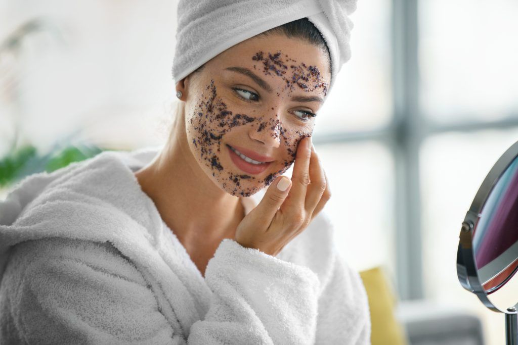 8 best face scrubs for dry skin to achieve a renewed glow
