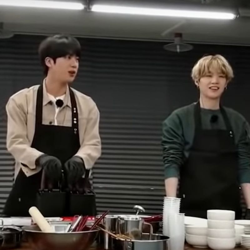 12 K-pop idols who are also superstars in the kitchen