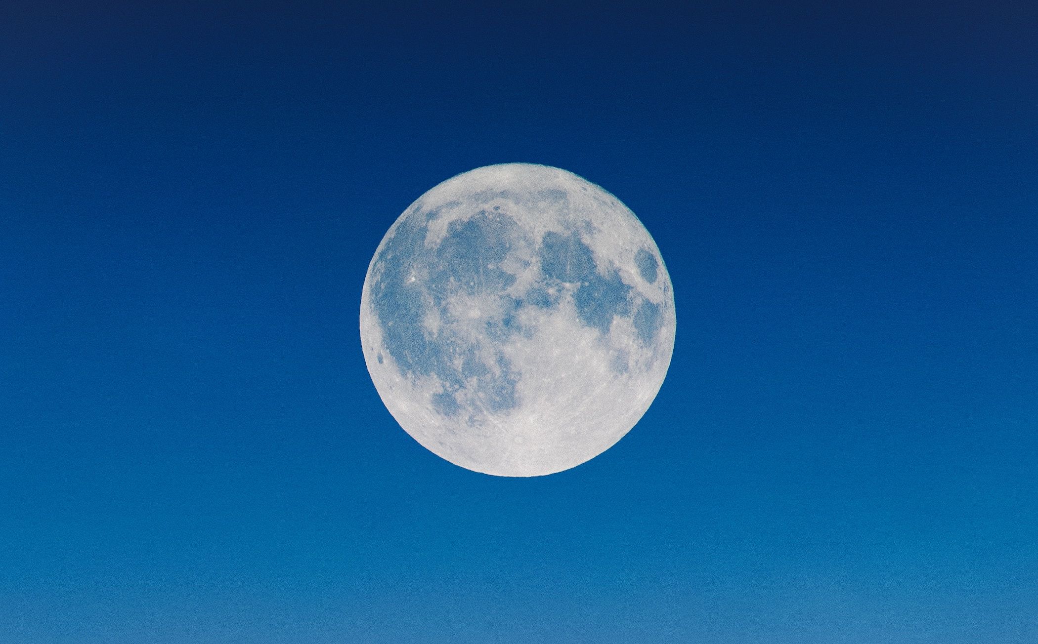 Луна светила из круглой