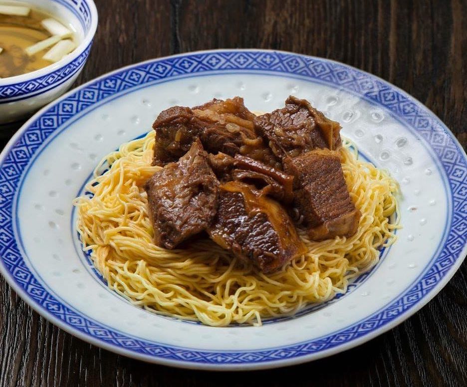 Discovering Hong Kong Beef Brisket Noodles in Jordan’s Street Stalls 4 Busy Jordan street stall serving noodles