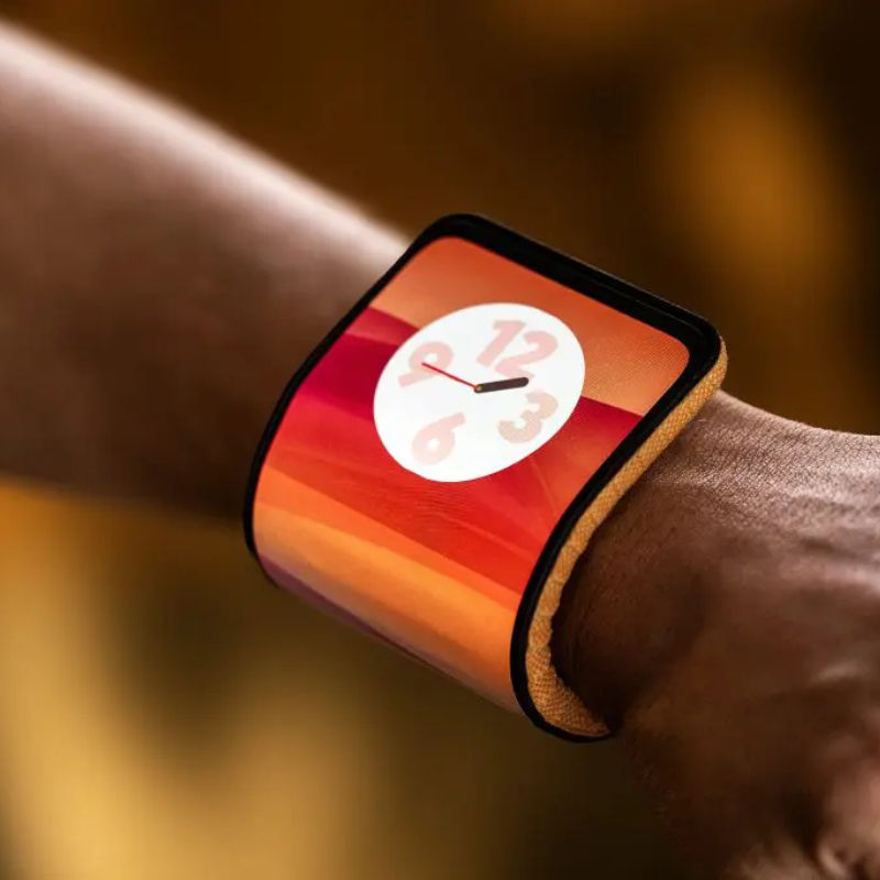 Motorola’s new design bends an adaptive display around your wrist