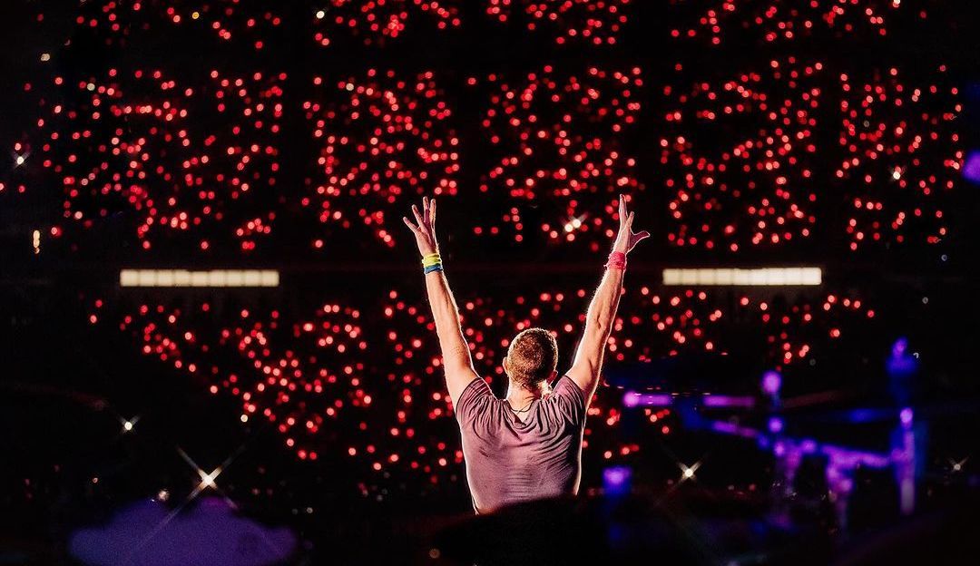 Xylobands lighting up for Coldplay on the A Head Full of Dreams tour |  Coldplay concert, Coldplay, Concert aesthetic