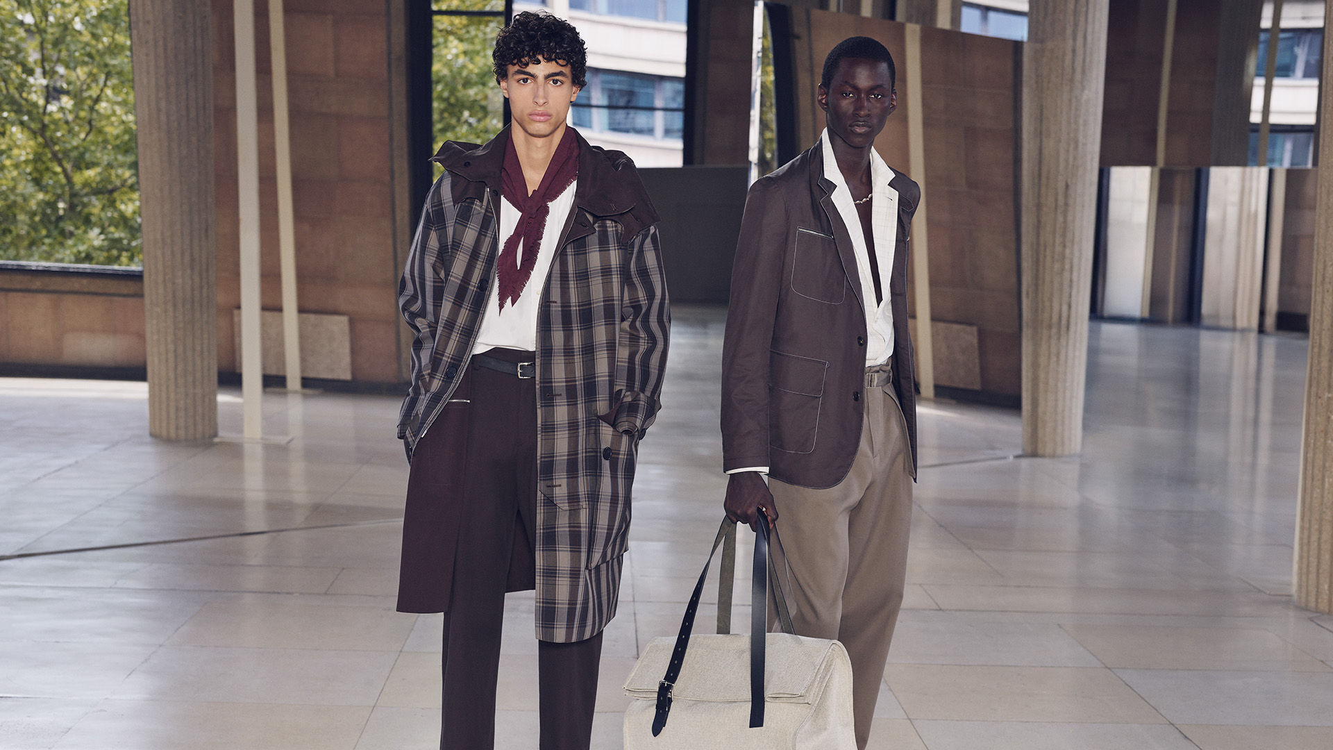 HERMES エルメス バーガンディ コーデュロイ スラックス Hermès dives into breathable tactile elegance with its menswear