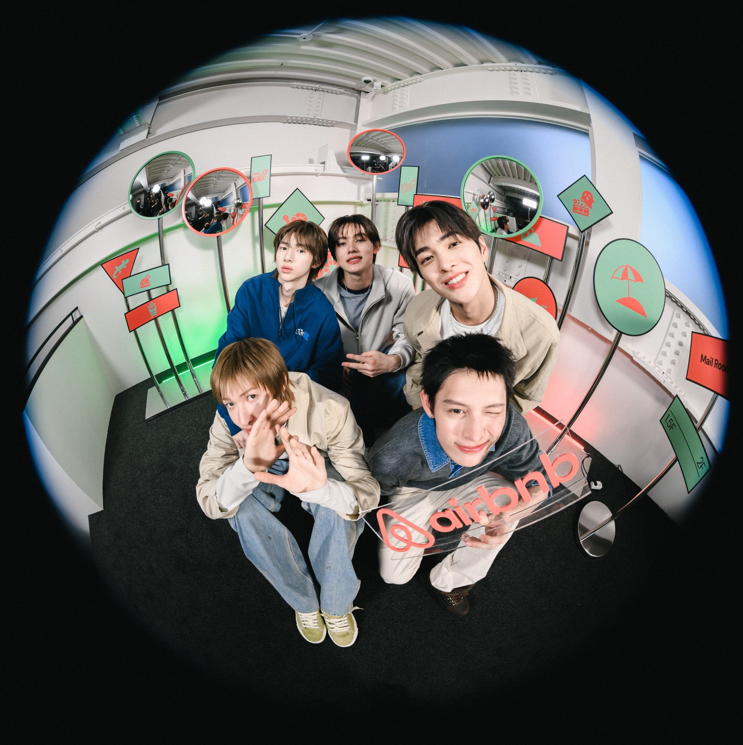 CORTIS Airbnb エアビ ポップアップ グッズ CORTIS x Airbnb: How to book the 'REDRED' pop-up in Seoul this May