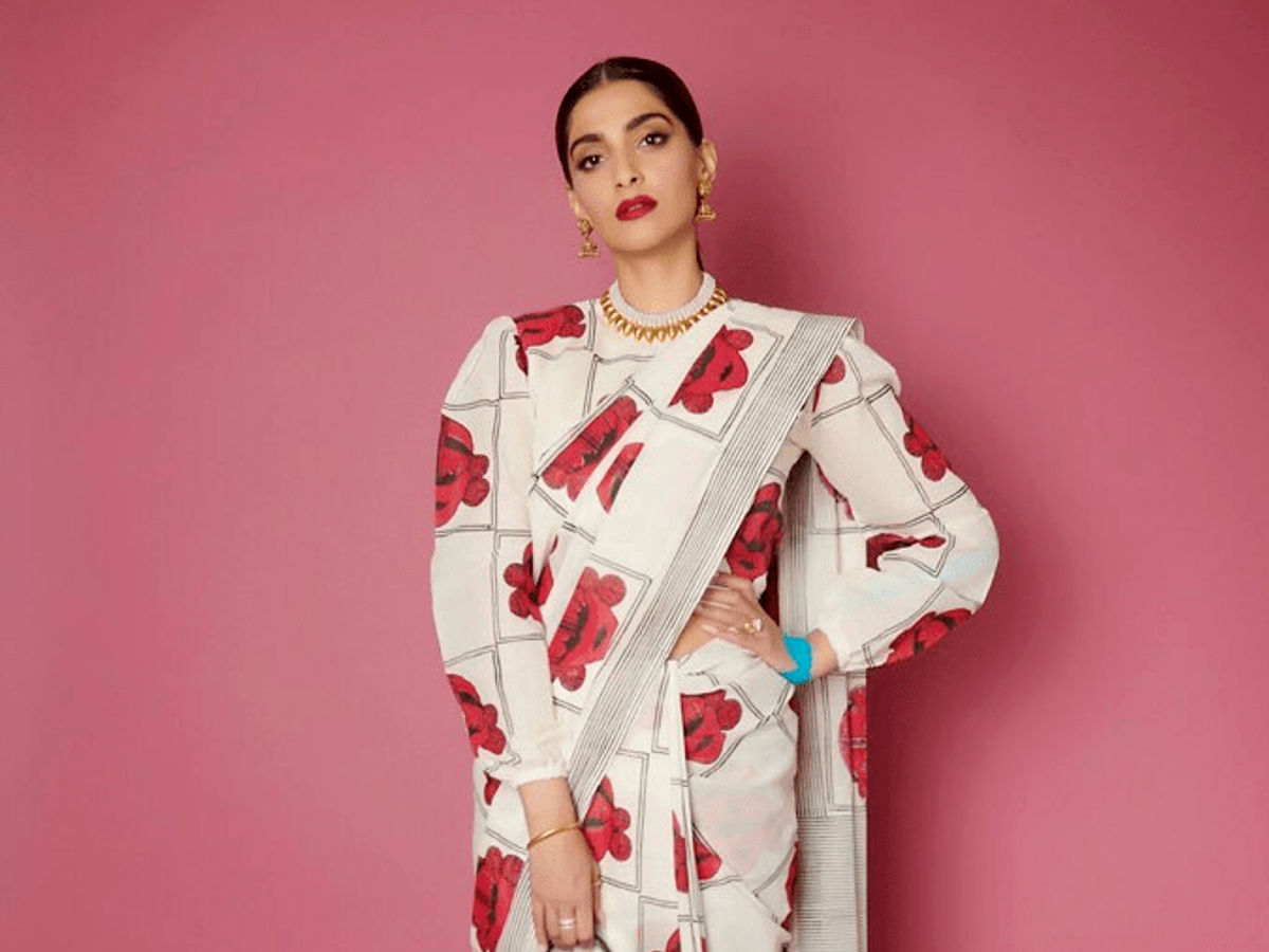 Deepika Padukone wore this white Sabyasachi sari which was a jazzy