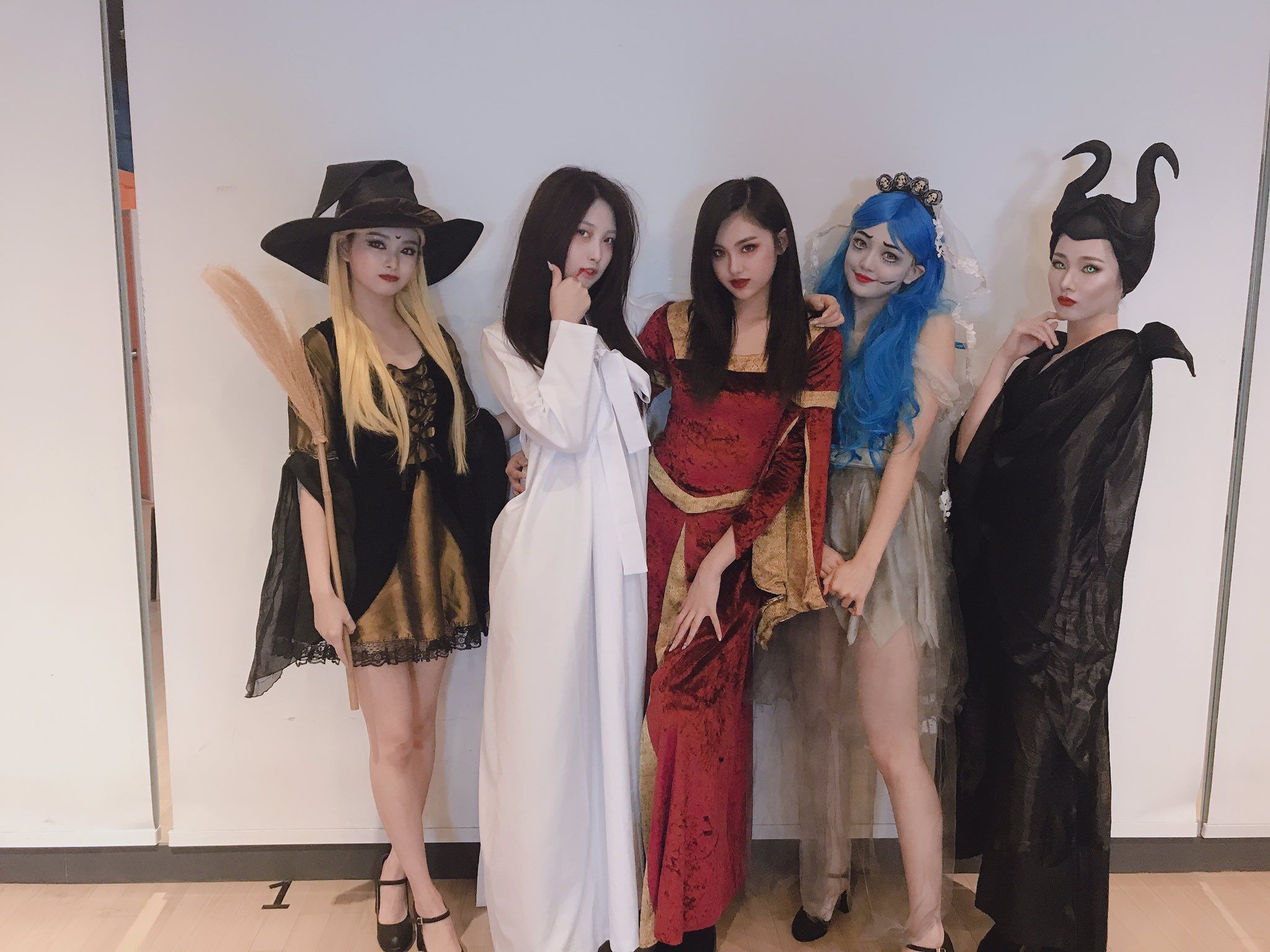 K-pop stars celebrate Halloween - Everglow