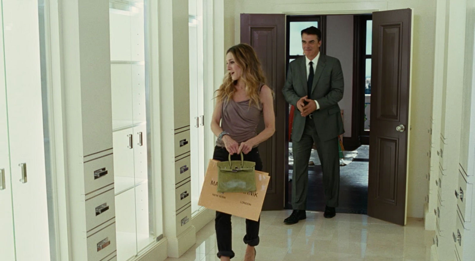 shop-carrie-bradshaw-s-bags-and-baguettes-from-sex-and-the-city