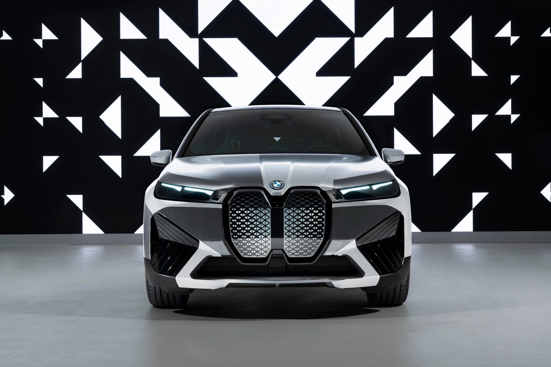 CES 2022: BMW's iX Flow is a monochrome chameleon on wheels