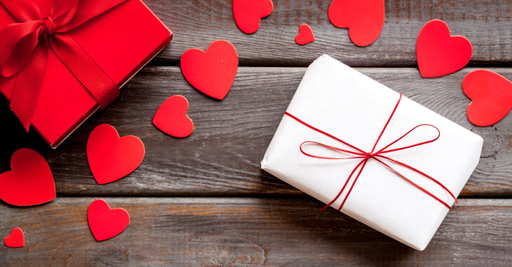 Here’s a curated list of the 24 best beauty hampers for your Valentine