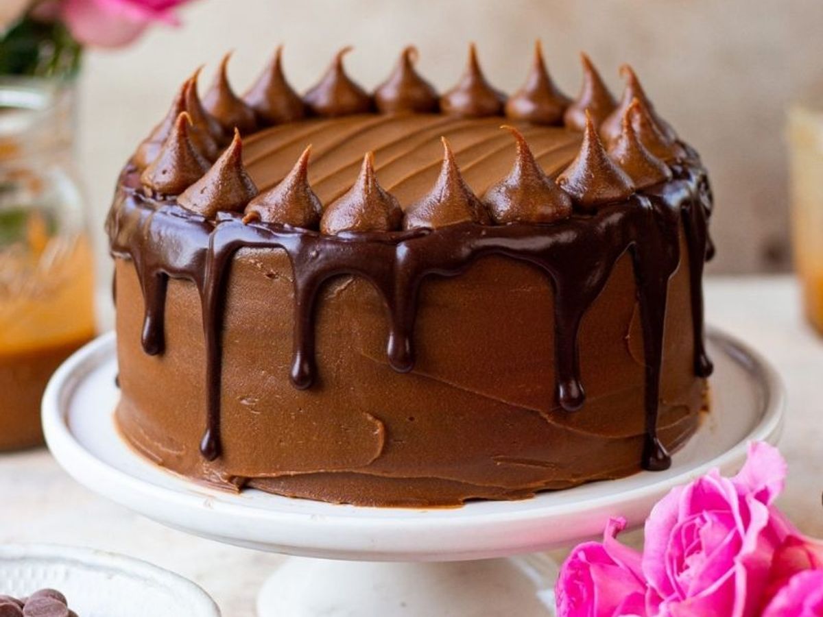 Eggless chocolate cake recipe by food blogger Shivesh Bhatia