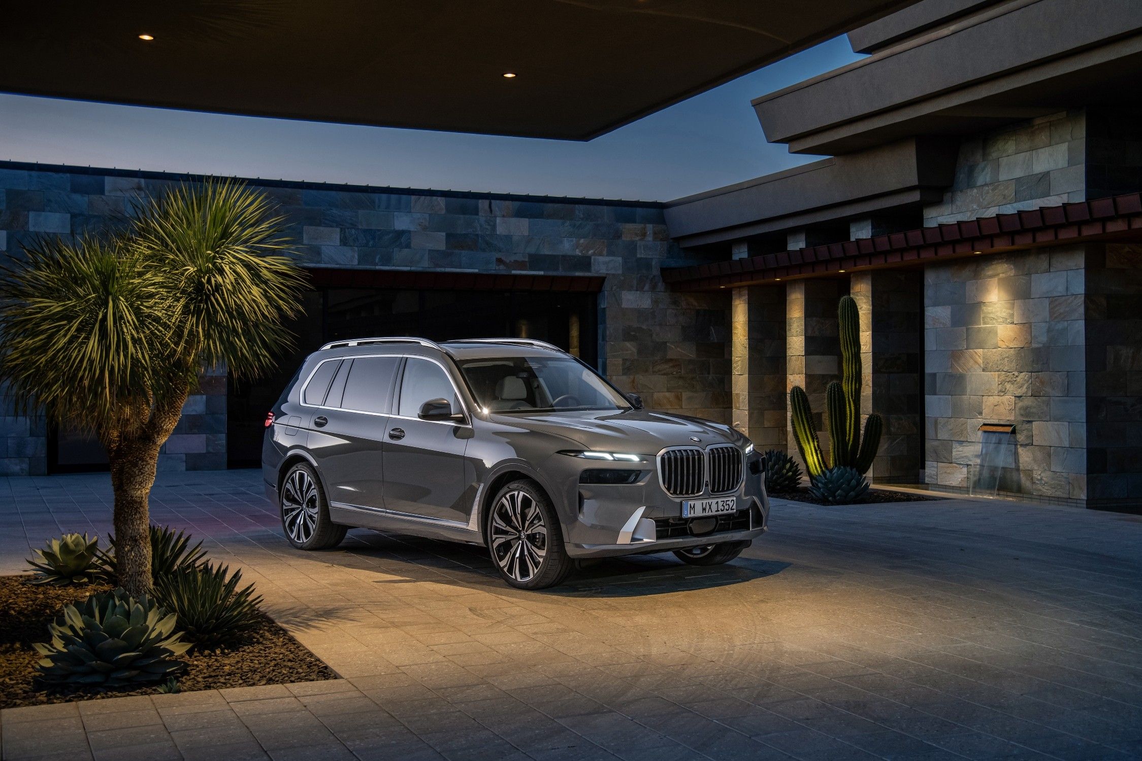 2023 Bmw X7 Quality Check First Look At The 2023 Bmw X7 New Looks Extra German Horsepower