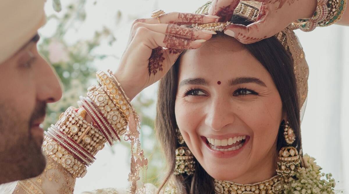 Alia Bhatt Flaunting her Huge Diamond Ring worth Crores - YouTube