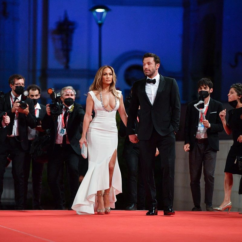 Jennifer Lopez and Ben Affleck get married at a Las Vegas drive-through chapel