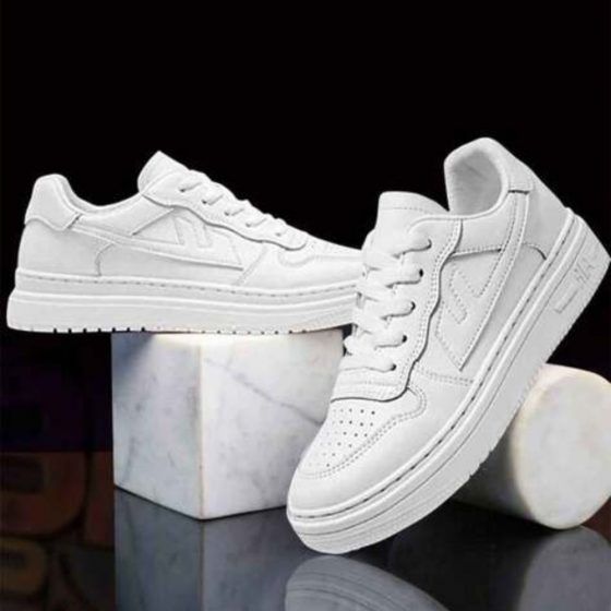 Buy 1000 SNEAKERS Book Online at Low Prices in India | 1000 SNEAKERS  Reviews & Ratings - Amazon.in