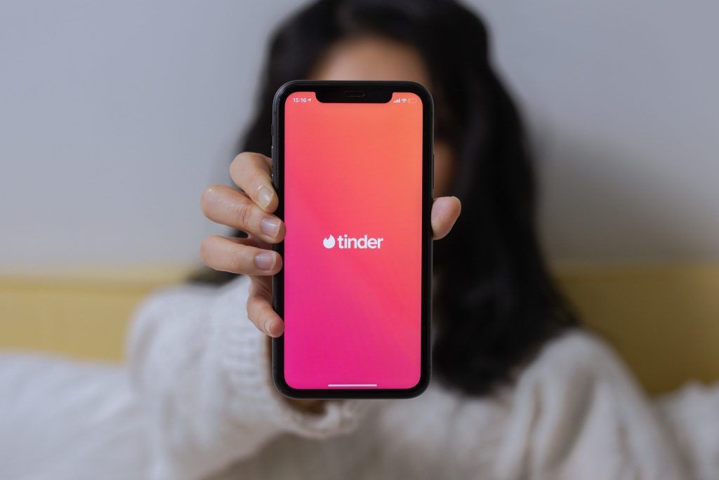 How to build the perfect dating profile by making these additions to your Tinder bio