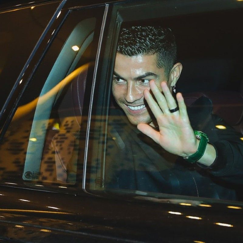 Cristiano Ronaldo gets a rousing welcome by Saudi Arabian club Al Nassr FC