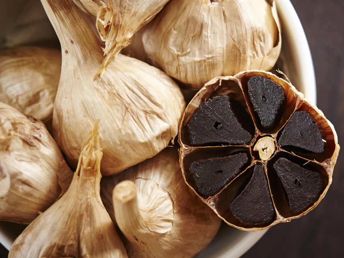 Black Garlic: What is it, benefits, how to use, and more