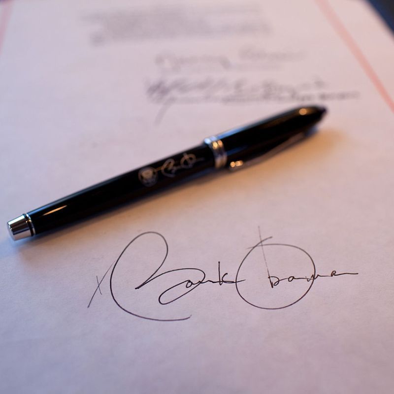 How can you sell an autograph and what determines its value