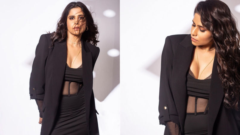 Bir yigit jinsiy olatni ichiga naqshli igna kiritadi