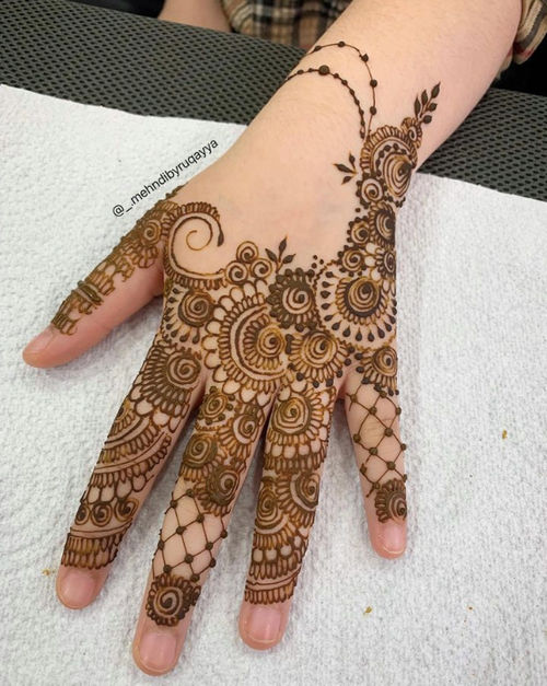 Trendsetting mehndi designs for the wedding season