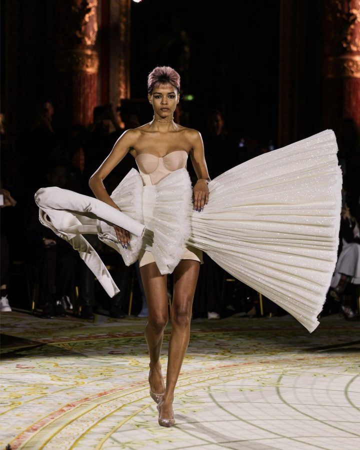 From Stunts To Surprises These Are All The Latest Dramatic Runway Moments 1463