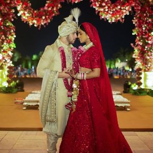 The most unique and coolest jaimalas we spotted at Indian weddings