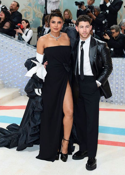 Priyanka Chopra's Green Sequined Gown Featured a One-Shouldered Cape and  the Leggiest Slit - Yahoo Sports