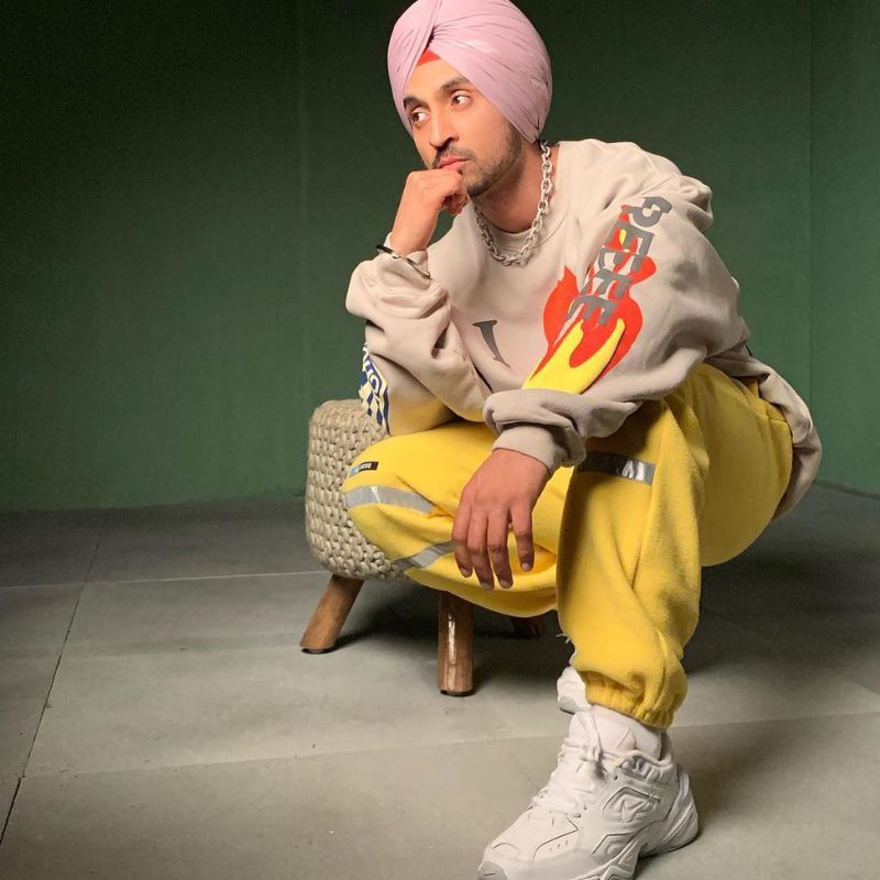 This is Diljit Dosanjh in his Coachella outfit. I love that style of  under-shoulder harness bag/pouch he's wearing. But I've not been able to  find anything similar online. Could someone please tell