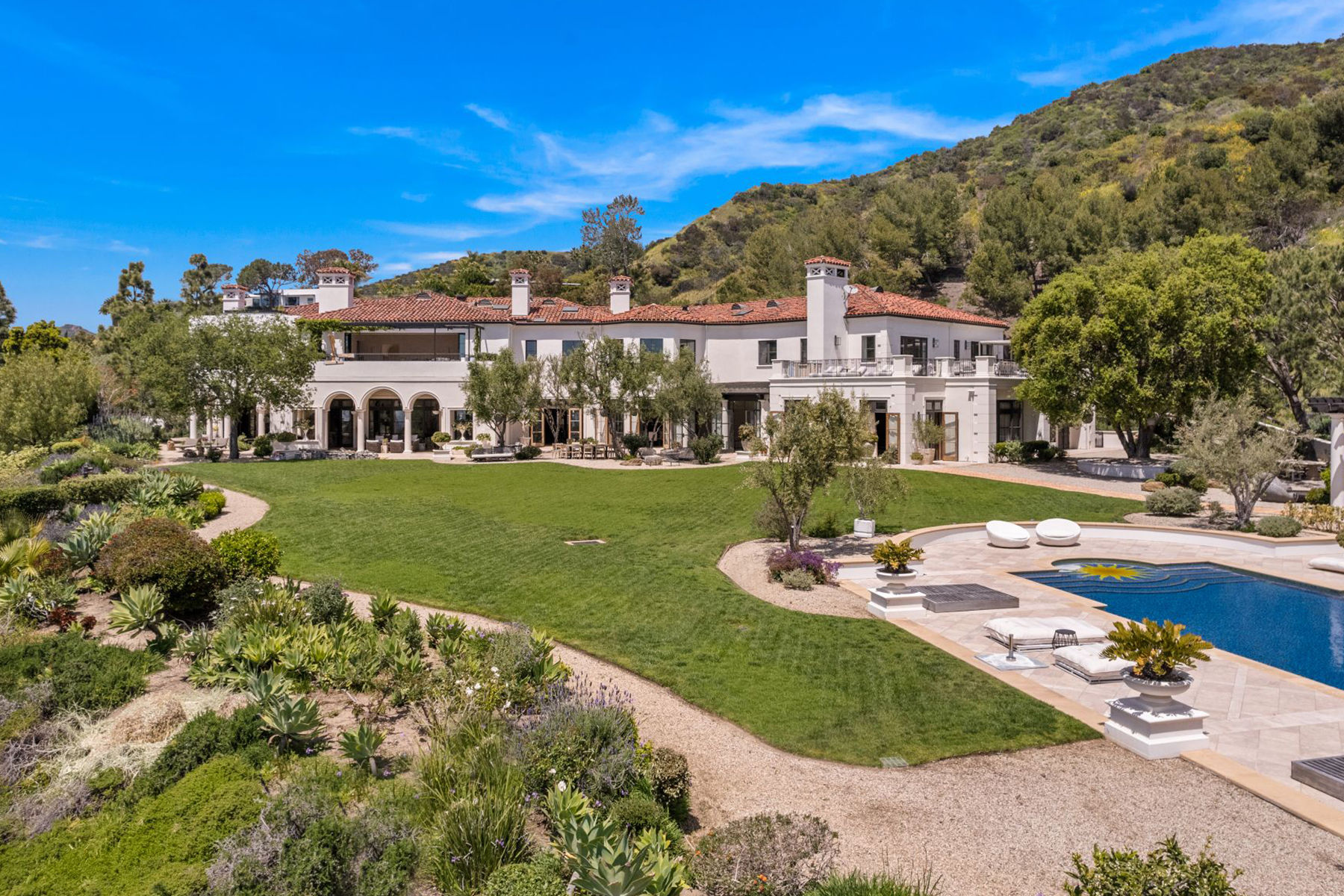 Drake is selling his Beverly Hills mansion for USD 88 million