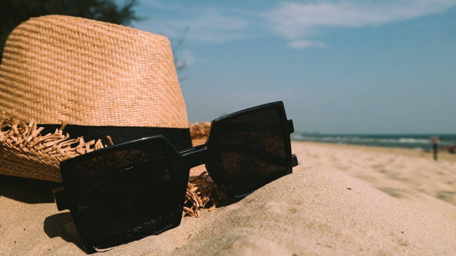 Must-have beach accessories for a breezy escape