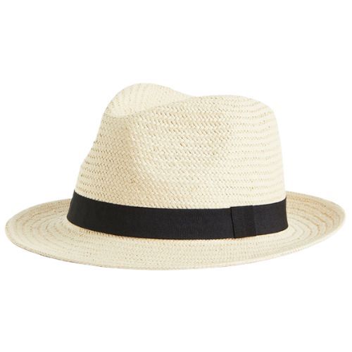 Must-have beach accessories for a breezy escape