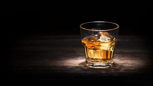 Blended whiskey brands under INR 800 to add to your home bar